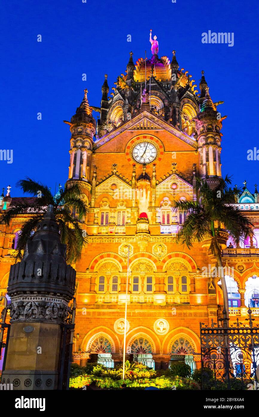 Il Chhatrapati Shivaji Maharaj Terminus, precedentemente conosciuto come Victoria Terminus, è una stazione ferroviaria storica e un sito patrimonio dell'umanità dell'UNESCO a Mumbai. Foto Stock