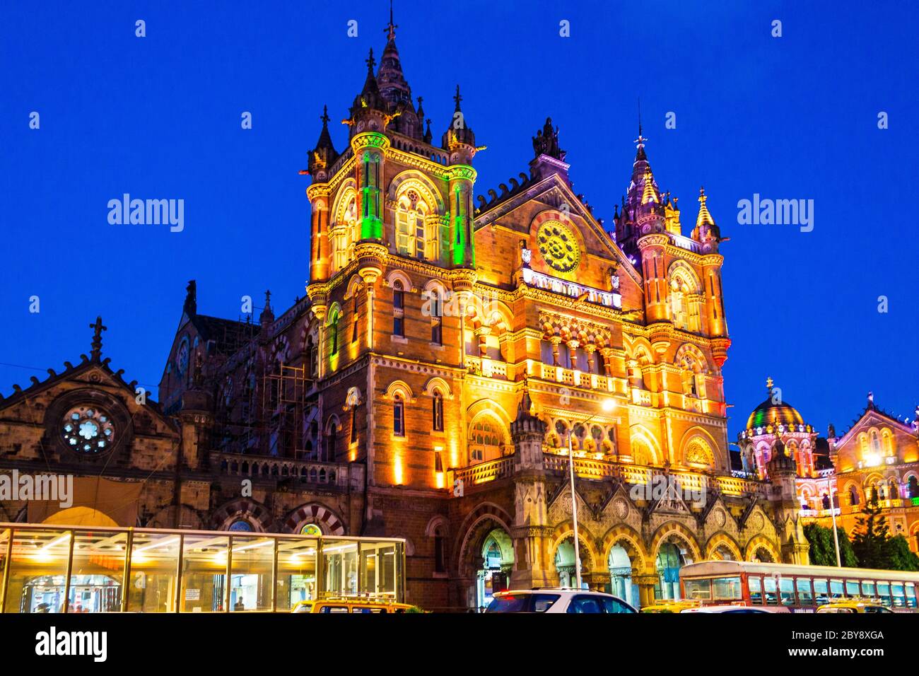 Il Chhatrapati Shivaji Maharaj Terminus, precedentemente conosciuto come Victoria Terminus, è una stazione ferroviaria storica e un sito patrimonio dell'umanità dell'UNESCO a Mumbai. Foto Stock