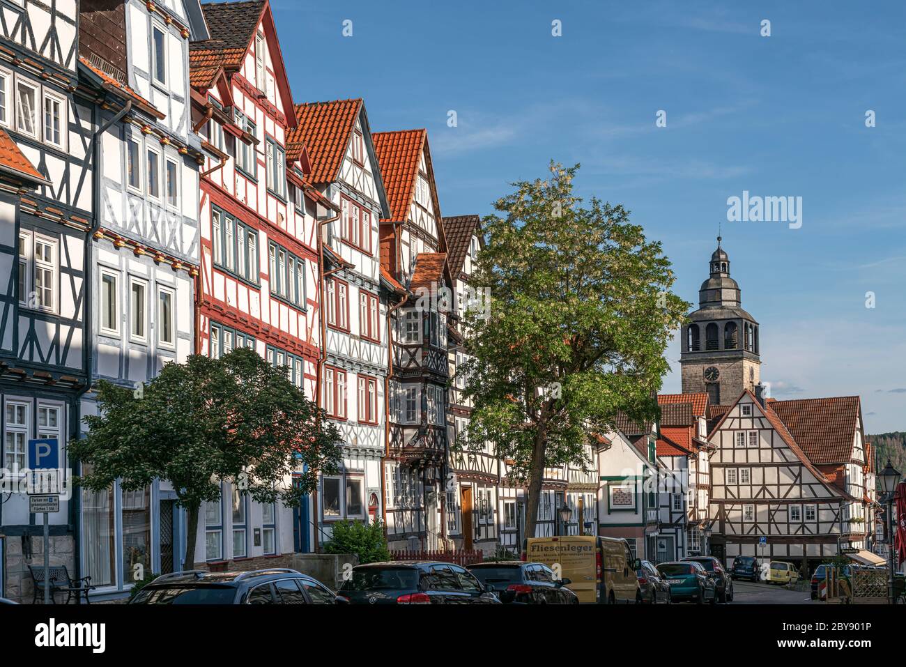 Fachwerkhäuser und die Kirche St. Crucis im Stadtteil Allendorf, Bad Sooden-Allendorf, Rheinland-Pfalz, Deutschland | costruzioni in legno e St. Foto Stock