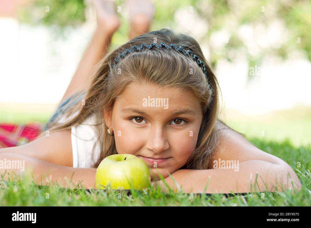 Bambina con Apple Foto Stock