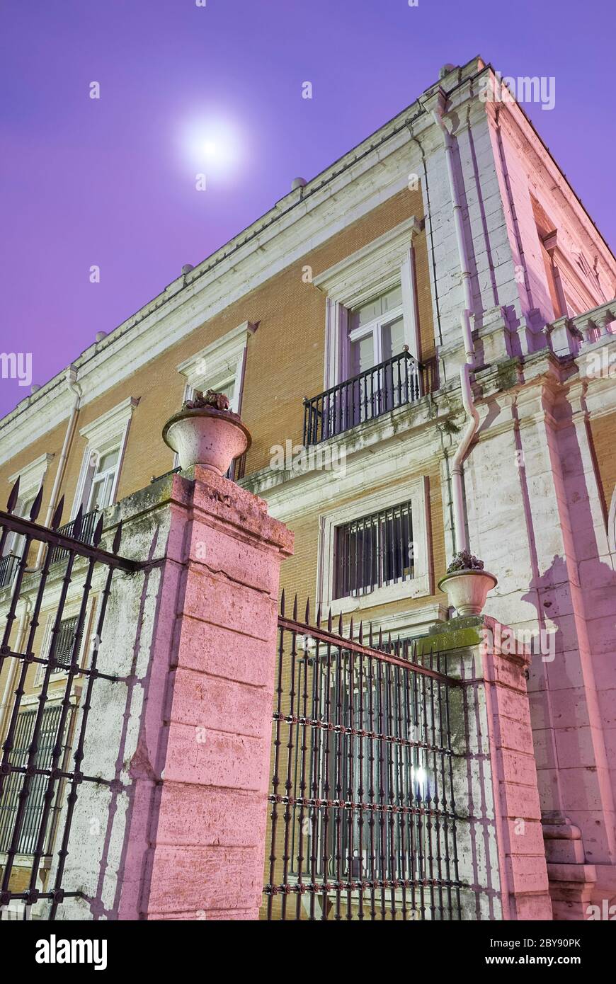 Ala nord del palazzo reale di Aranjuez, Madrid al tramonto. Spagna Foto Stock