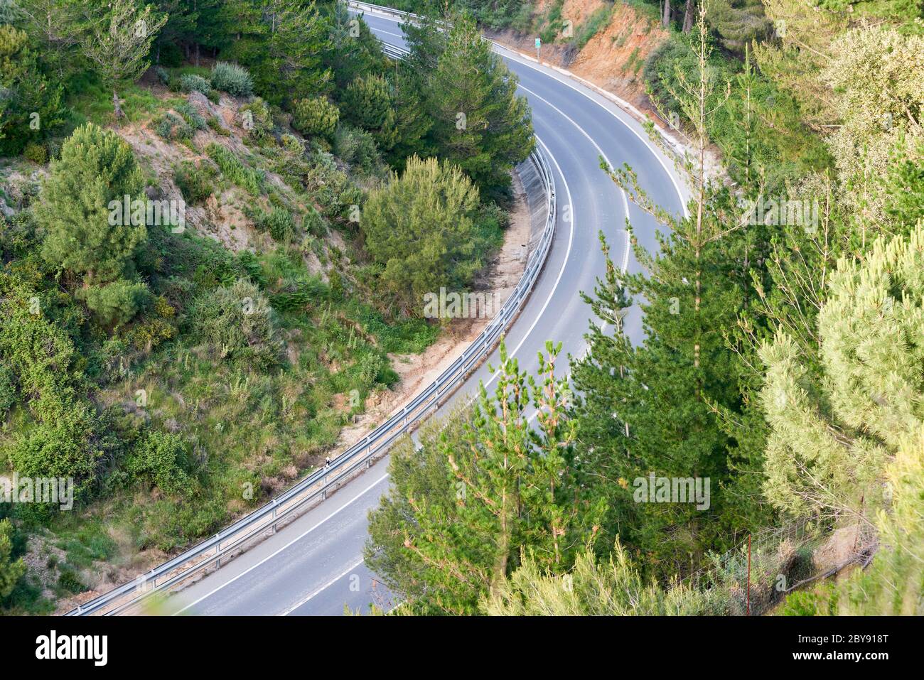Monda Road per Marbella come passa attraverso Ojen, senza traffico. Malaga Foto Stock