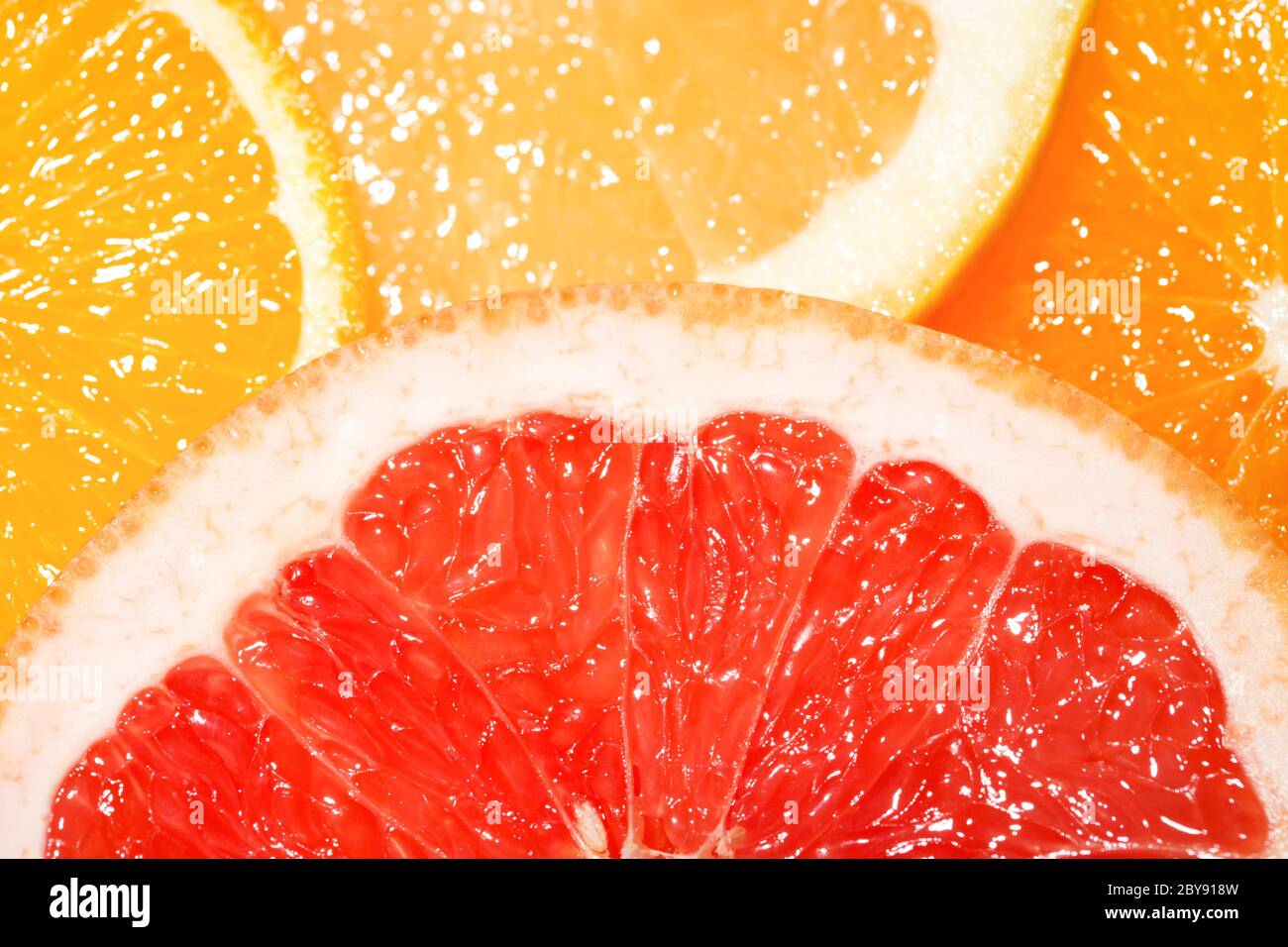 Mescolare le fette di agrumi. Pompelmo e arancio, vista Closeup. Foto Stock