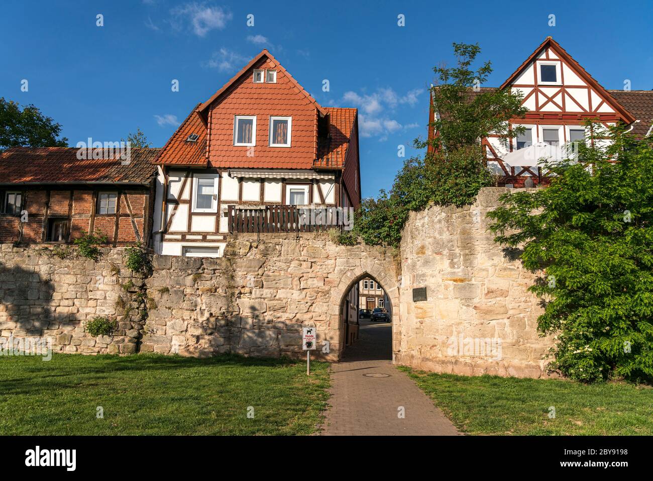 Fachwerkhäuser und die Stadtmauer im Stadtteil Allendorf, Bad Sooden-Allendorf, Rheinland-Pfalz, Deutschland | costruzioni in legno e mura della città Foto Stock