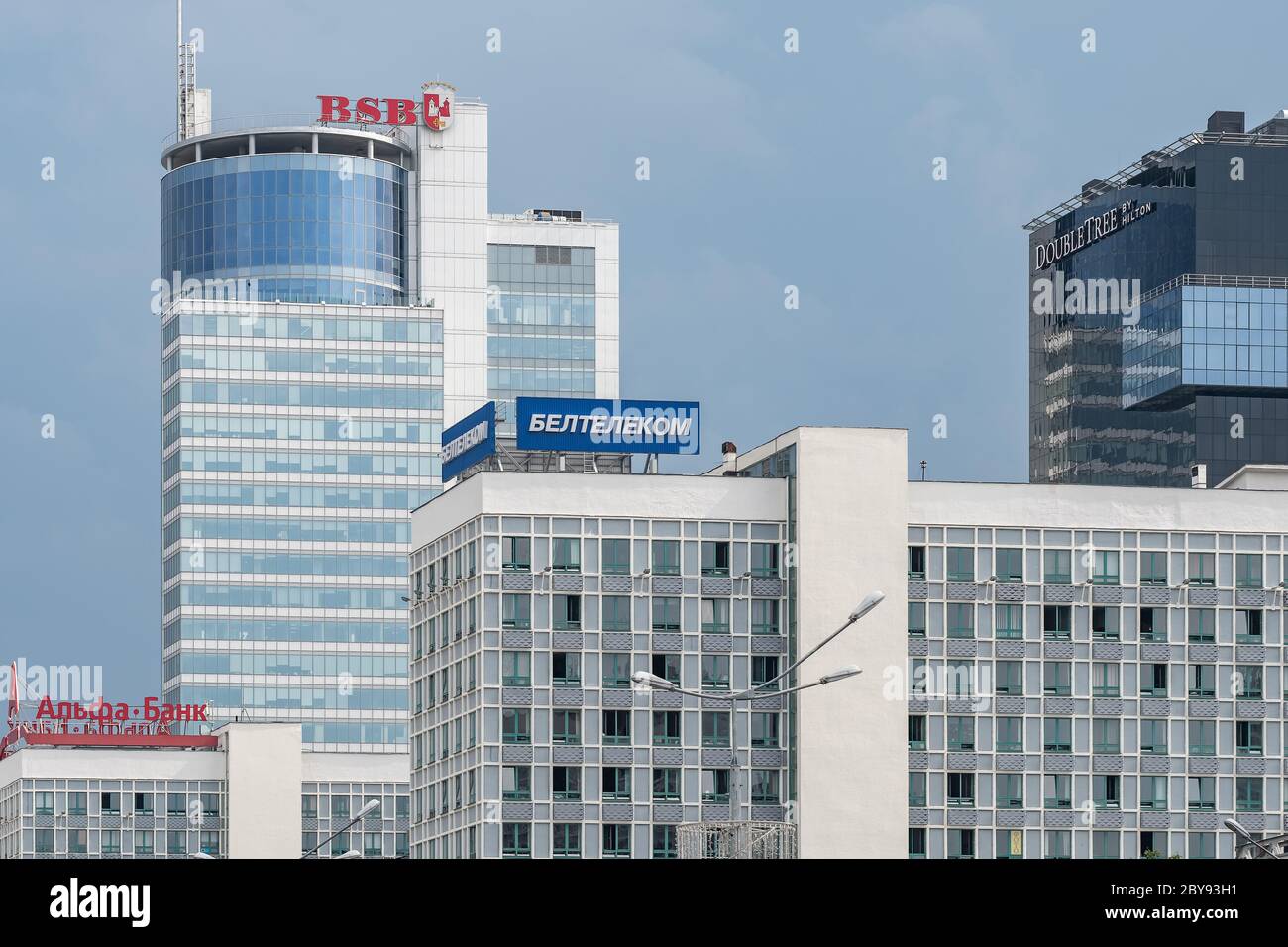 Minsk, Bielorussia - 13 giugno 2019: Architettura modernista di Minsk, capitale della Bielorussia. Edifici antichi e moderni nel centro di Minsk Foto Stock