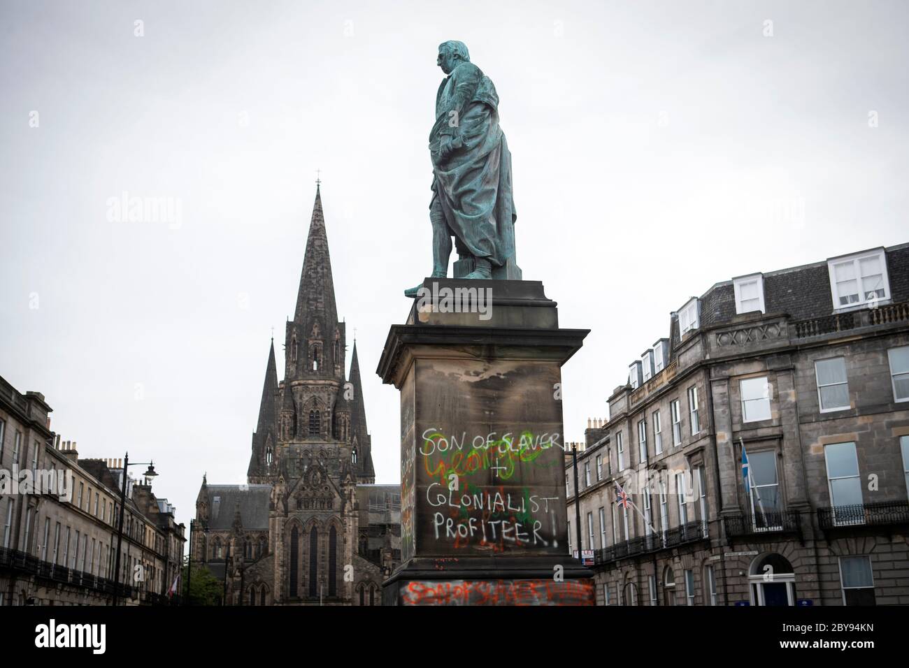 Graffiti che recita 'Son of Slaver and Colonialista Profiteer' è apparso sulla statua di Robert Dundas 2 ° Visconte Melville, figlio di Henry Dundas 1 Visconte Melville, in Melville Street, Edimburgo. Foto Stock