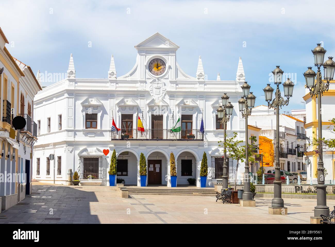 Vista della facciata bianca del Municipio di Cartaya nella provincia di Huelva, Andalusia, Spagna Foto Stock