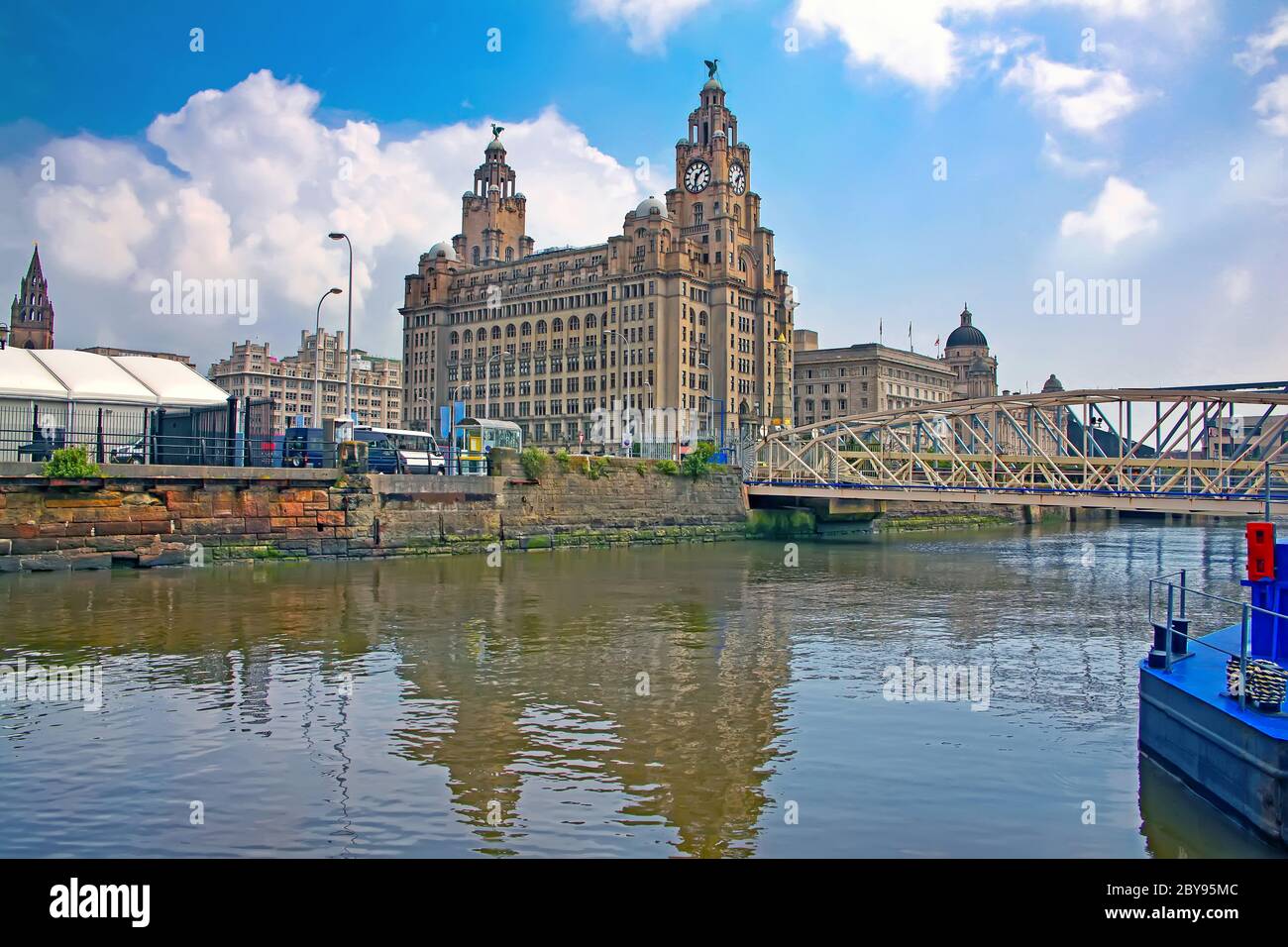 Lungomare di Liverpool con il Royal Liver Building in primo piano e riflessioni della città nel fiume Mersey, Liverpool, Inghilterra, Regno Unito. Foto Stock