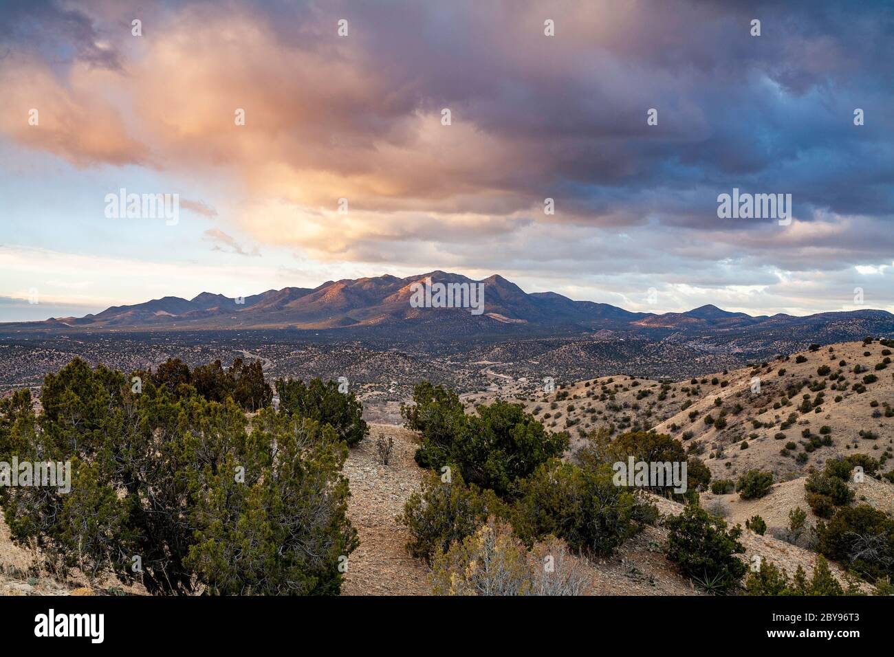 Monti Ortiz da Cerrillos Hills, vicino a Santa Fe, New Mexico USA Foto Stock