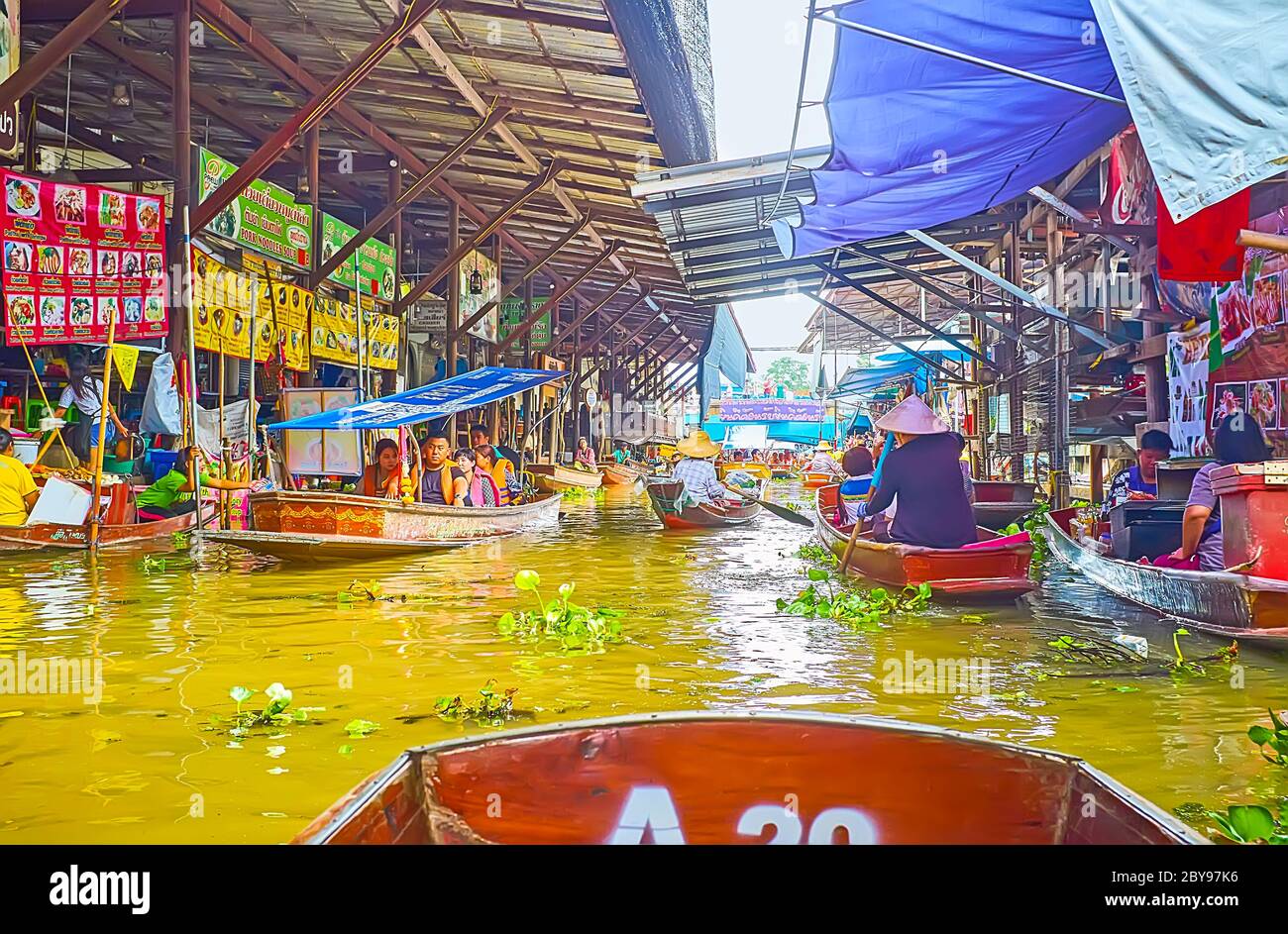 DAMNOEN SADUAK, THAILANDIA - 13 MAGGIO 2019: Esplora il mercato galleggiante di Ton Khem con un sacco di bancarelle, caffè, caotico traffico di barche, cibi esotici e bella mano Foto Stock