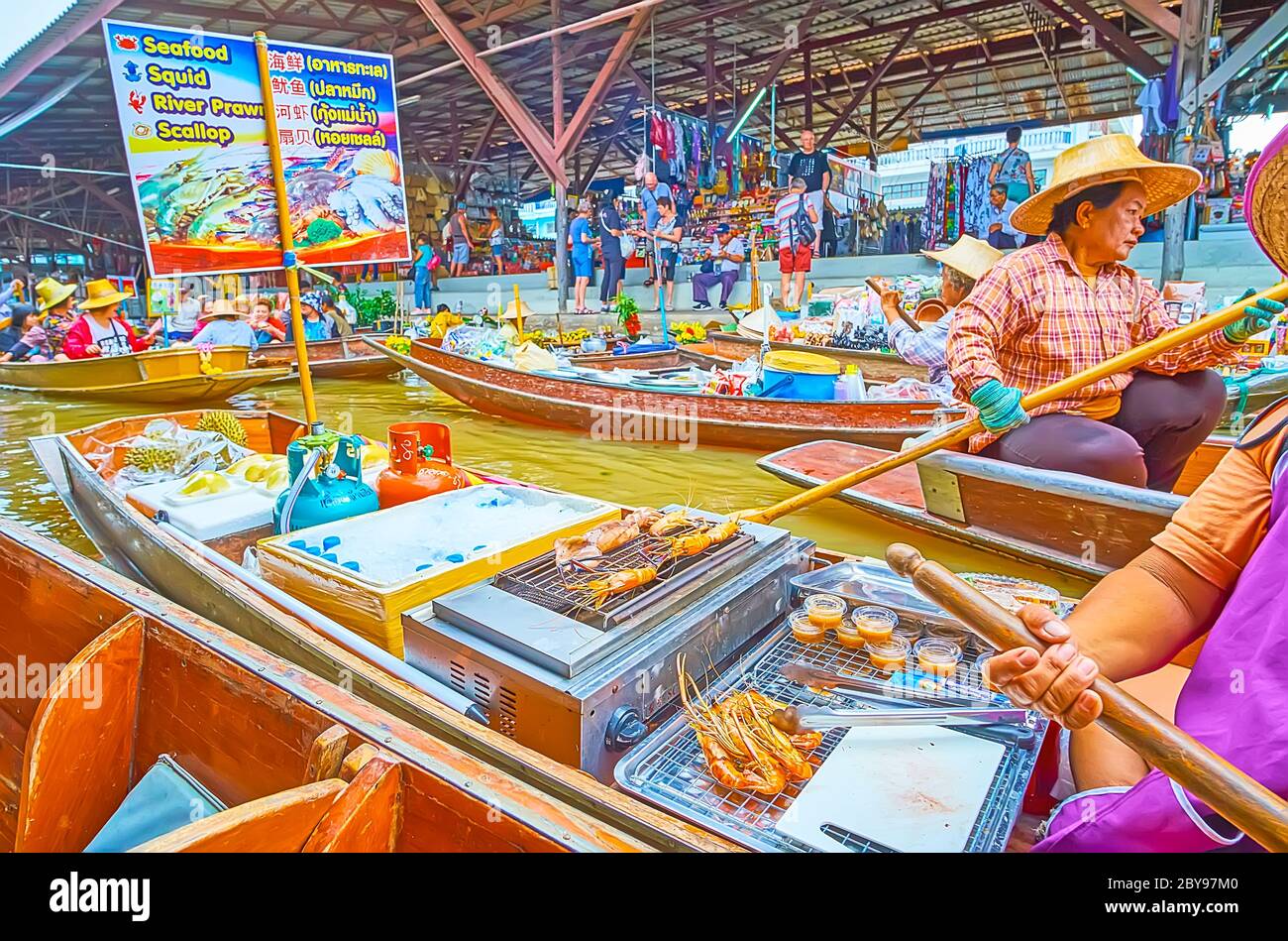 DAMNOEN SADUAK, THAILANDIA - 13 MAGGIO 2019: La vela sampan (barca) del venditore di frutti di mare del mercato galleggiante di Ton Khem è dotata di griglia elettrica, Foto Stock