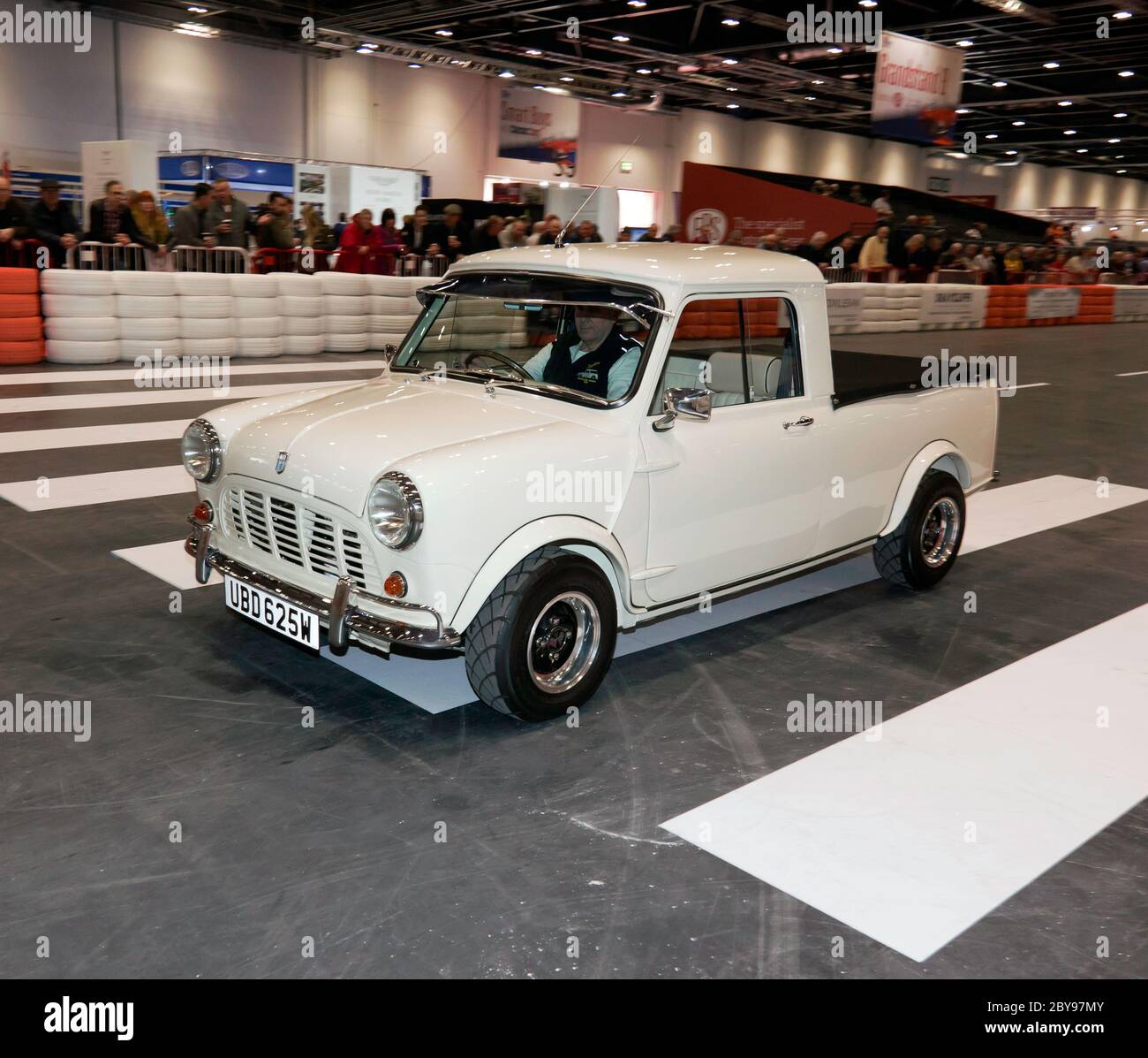 Un mini pick-up White, 1980, guidando lungo la Grand Avenue, durante la London Classic Car Show 2019, all'Excel London. Foto Stock