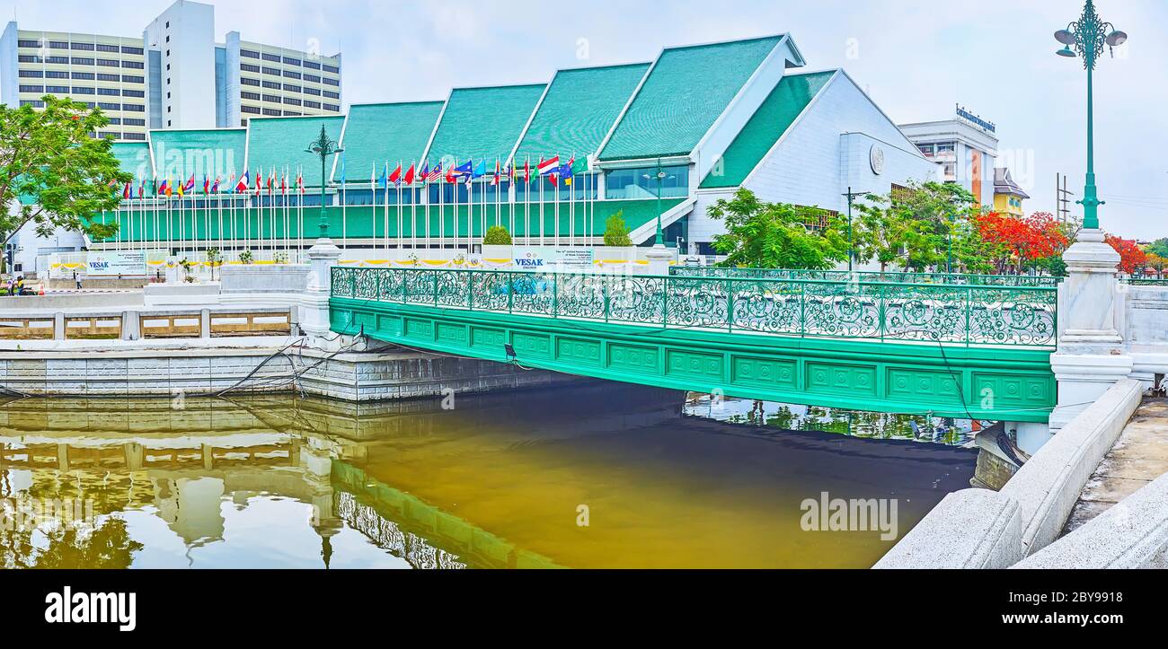 BANGKOK, THAILANDIA - 13 MAGGIO 2019: Panorama con il ponte Makkhawan Rangsan simile a merletti attraverso il canale Khlong Phadung Krung Kasem e la costruzione di United Foto Stock