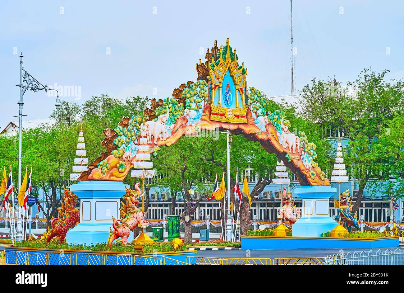 BANGKOK, THAILANDIA - 13 MAGGIO 2019: L'installazione ad arco con emblema reale, creature mitiche, bandiere e modelli decorano la strada Ratchadamnoen, o Foto Stock