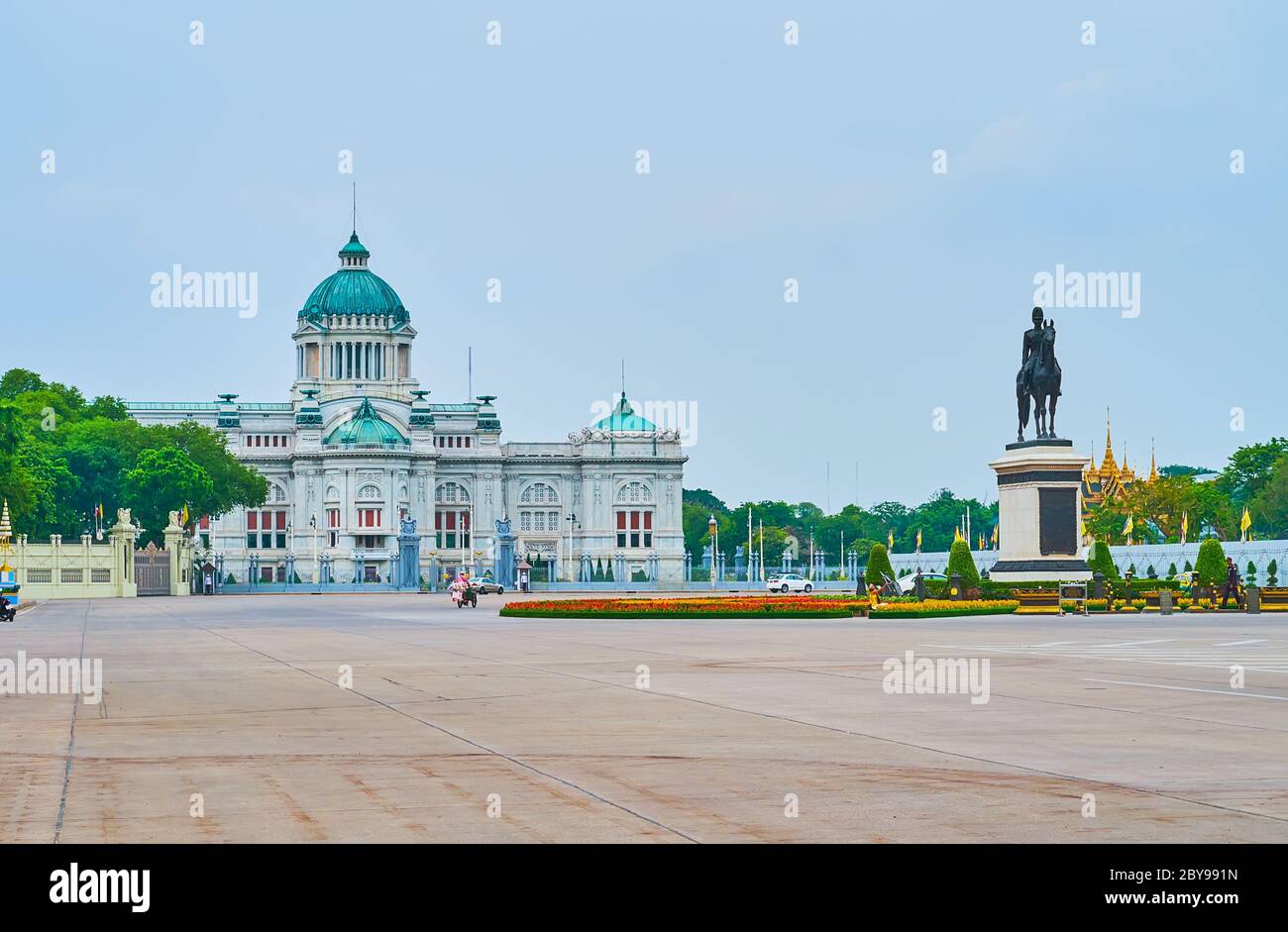 BANGKOK, THAILANDIA - 13 MAGGIO 2019: L'insieme architettonico di Dusit Palace Plaza con monumento a Rama V e Ananta Samakhom Throne Hall, il 1 maggio Foto Stock