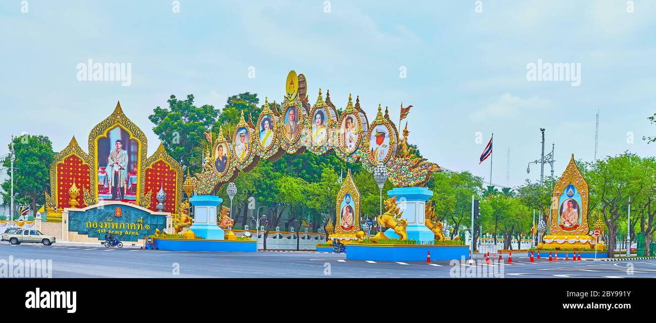 BANGKOK, THAILANDIA - 13 MAGGIO 2019: Panorama del viale Ratchadamnoen con ritratti del re Rama X, i suoi genitori e le installazioni decorative dovute a lui Foto Stock