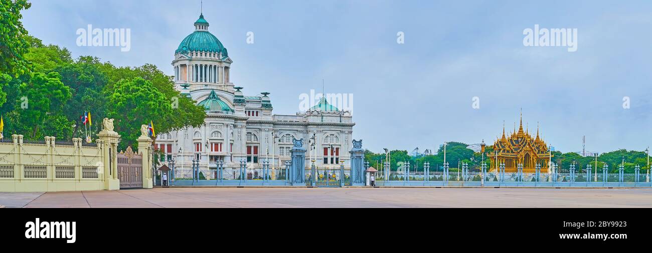 BANGKOK, THAILANDIA - 13 MAGGIO 2019: Panorama della Sala del Trono di Ananta Samakhom e padiglione in stile tailandese dorato delle corone commemorative dell'auspice, il 13 maggio Foto Stock