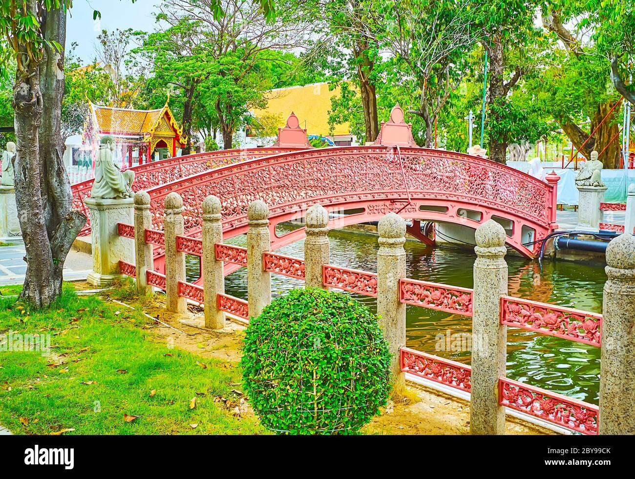 Il ponte Phra Phot, simile a un merletto, attraversa il khlong ed è decorato con intricati motivi, il tempio in marmo di Wat Benchamabophit Dusitvanaram, Bangkok, Thailan Foto Stock