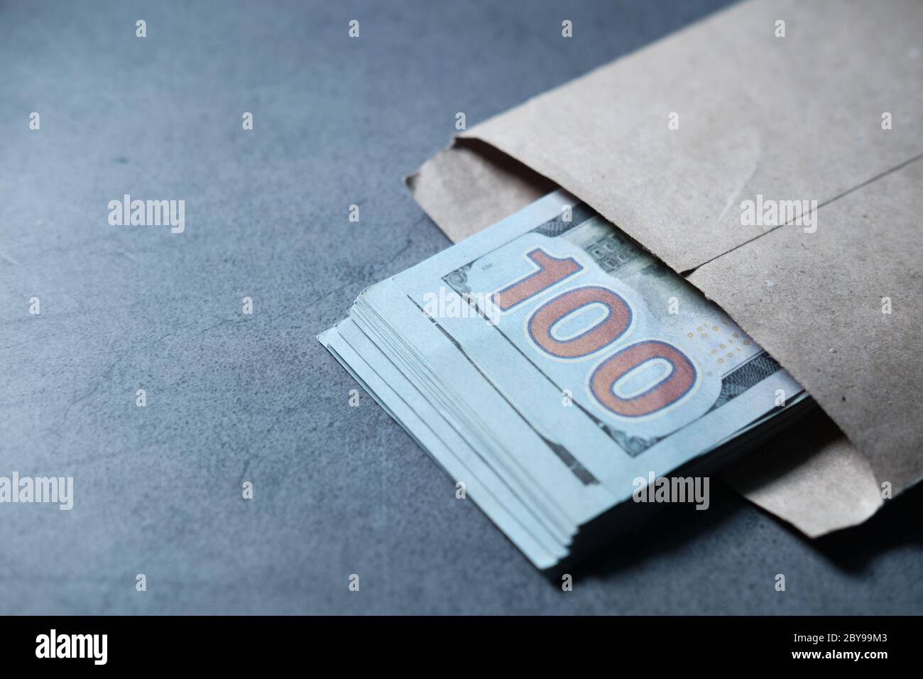 Primo piano di 100 dollari in contanti in busta Foto Stock