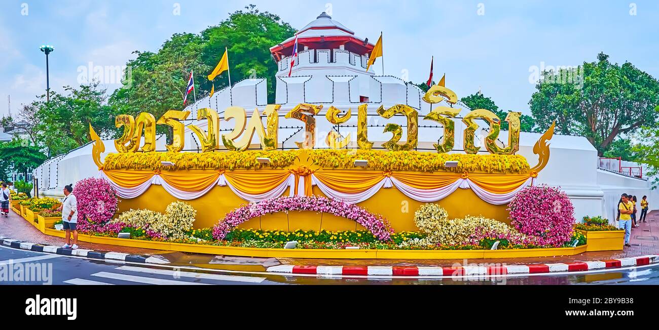 BANGKOK, THAILANDIA - 13 MAGGIO 2019: Panorama del forte Mahakan, decorato con installazione floreale, aiuole, bandiere reali bianco-gialle e scriba tailandese Foto Stock