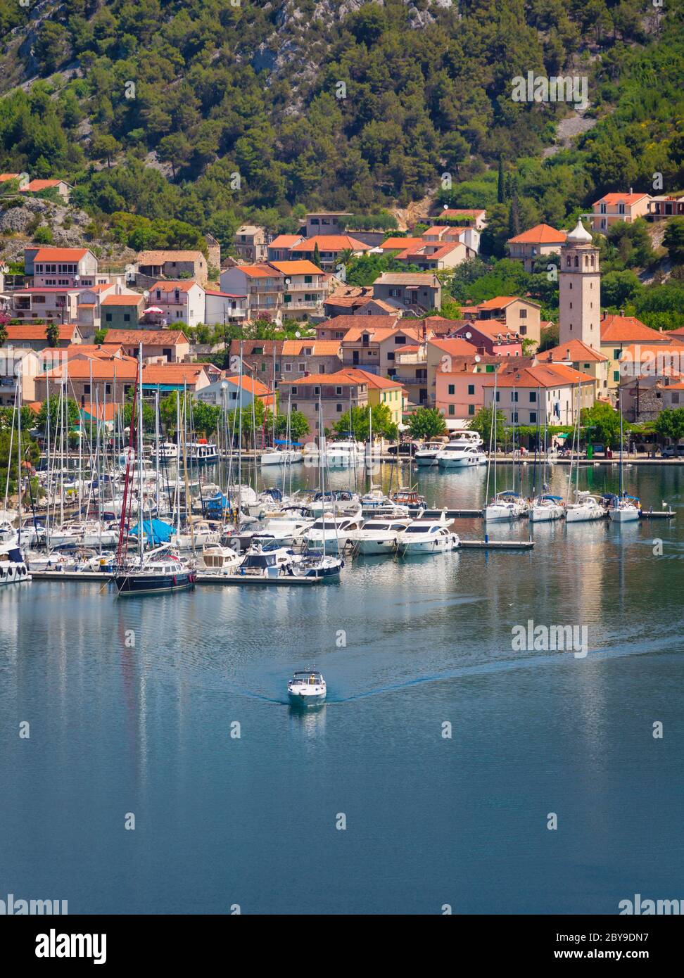 Skradin, Contea di Sibenik-Knin, Croazia. Attività di svago in porto con città alle spalle. La città si trova accanto al fiume Krka e all'ingresso della Krka N. Foto Stock