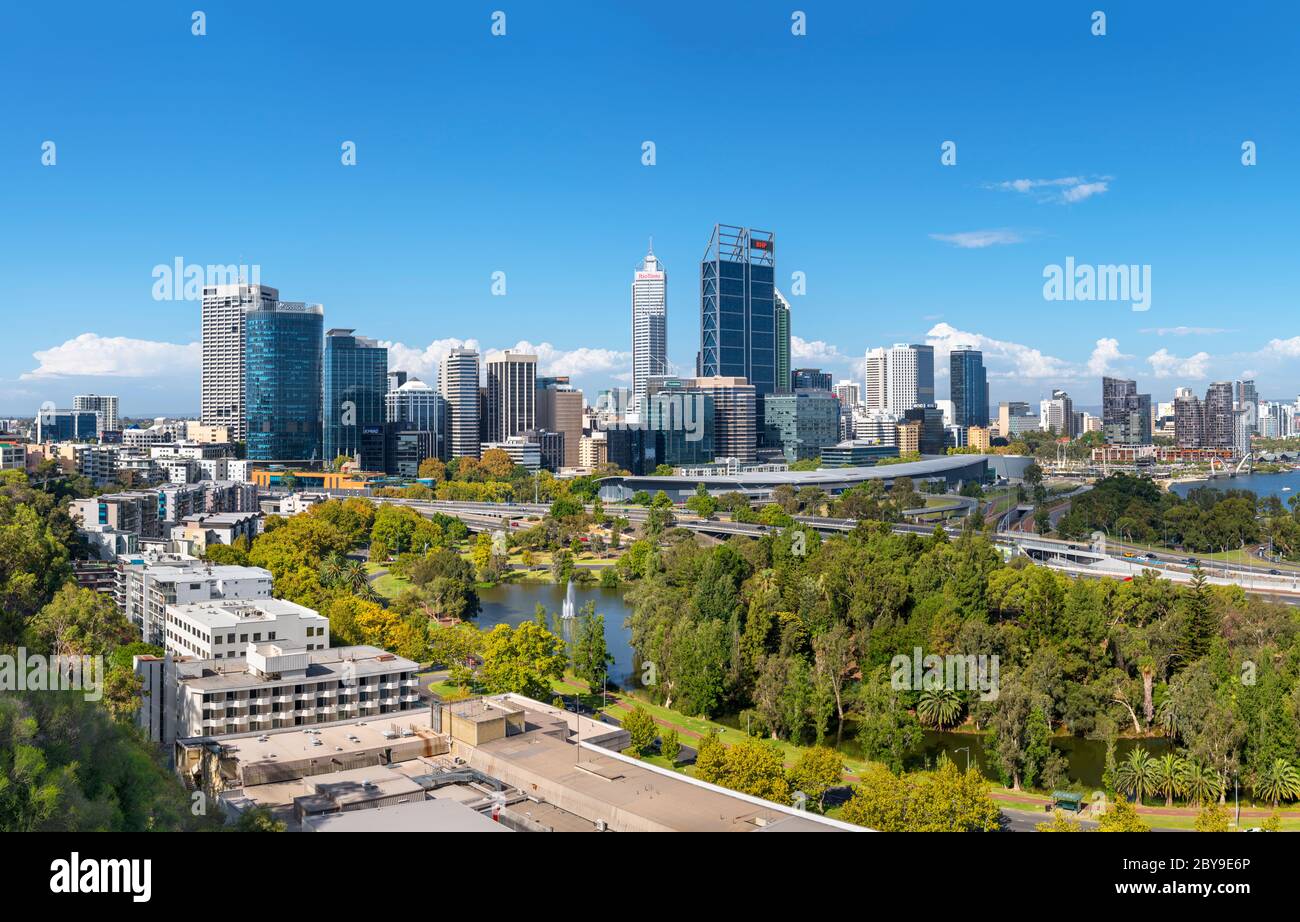 Vista panoramica dello skyline del quartiere finanziario centrale e del David Carr Memorial Park da King's Park, Perth, Australia Occidentale, Australia Foto Stock