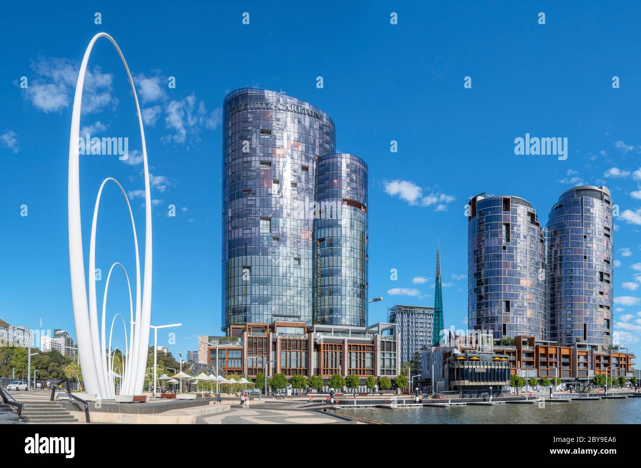 Elizabeth Quay con Spanda, un'opera pubblica di Christian de Vietri a sinistra, Perth, Australia Occidentale, Australia Foto Stock
