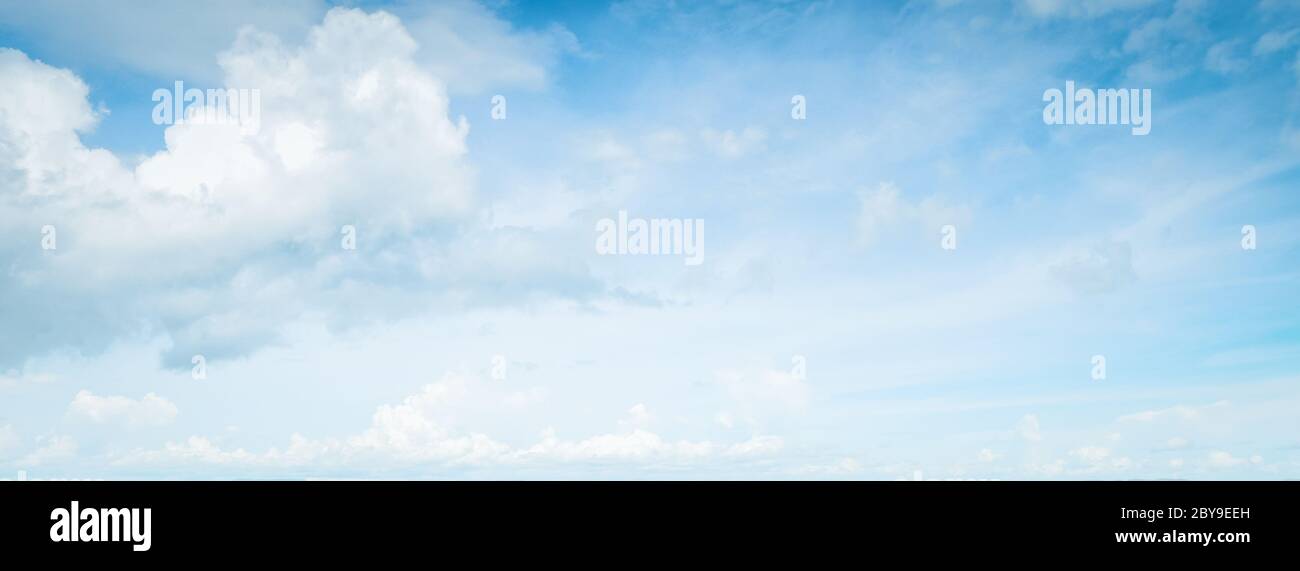 Cielo blu nuvole natura sfondo, realistico cielo blu nuvole ampio sfondo panorama Foto Stock