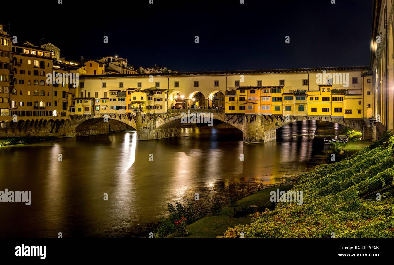 Ponte Vecchio di notte - una vista notturna del Ponte Vecchio che si estende sul fiume Arno a Firenze, Italia. Foto Stock