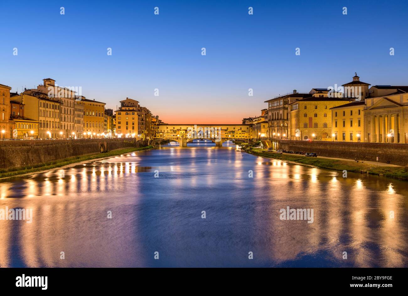 Fiume Arno - una vista panoramica del tramonto sul fiume Arno al Ponte Vecchio nel cuore di Firenze, Toscana, Italia. Foto Stock