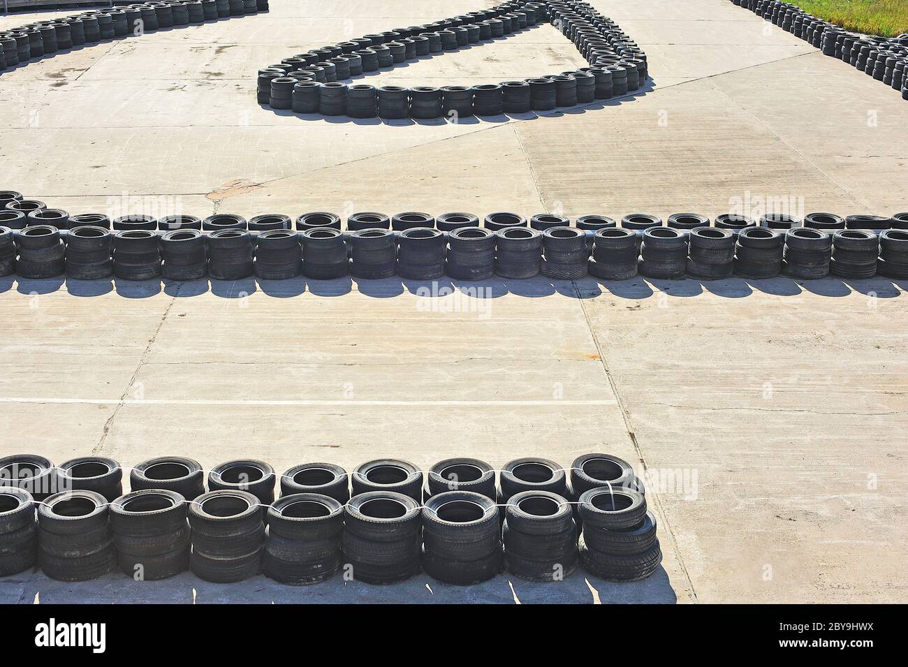 Pneumatici di auto vecchie su pista di cemento Foto Stock