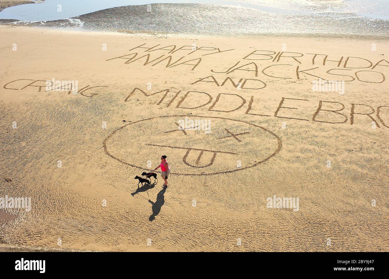 Messaggio di buon compleanno scritto nella sabbia sulla spiaggia di Blackpool Foto Stock