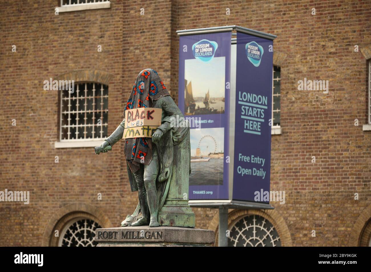 Una statua del proprietario di schiavi Robert Milligan a West India Quay, Londra est come consigli laburisti in tutta l'Inghilterra e Galles inizierà a rivedere monumenti e statue nelle loro città e città, dopo una protesta ha visto attivisti anti-razzismo abbattere una statua di un commerciante di schiavi a Bristol. Foto Stock