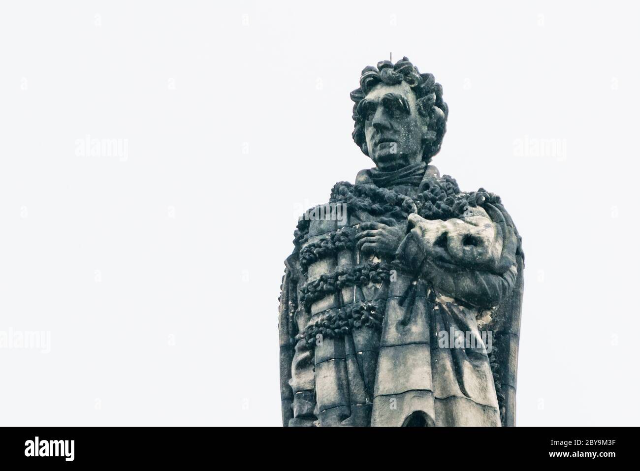 Edimburgo, Scozia, Regno Unito. 9 giugno 2020. A seguito delle proteste della materia Black Lives, gli attivisti anti-razzismo hanno preso di mira statue di figure storiche che si presume fossero coinvolte nel commercio degli schiavi. La statua di Henry Dundas, il primo visconte Melville in St Andrew Square è stata presa di mira da politici che vogliono che sia rimossa. Iain Masterton/Alamy Live News Foto Stock