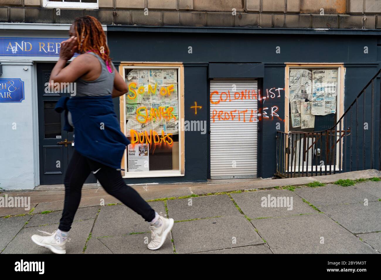 Edimburgo, Scozia, Regno Unito. 9 giugno 2020. A seguito delle proteste della materia Black Lives, gli attivisti anti-razzismo hanno preso di mira statue di figure storiche che si presume fossero coinvolte nel commercio degli schiavi. La statua di Henry Dundas, il primo visconte Melville in St Andrew Square è stata presa di mira da politici che vogliono che sia rimossa. Anche questo fronte di negozi era stato preso di mira in Dundas Street che è stato spruzzato di graffiti. Iain Masterton/Alamy Live News Foto Stock
