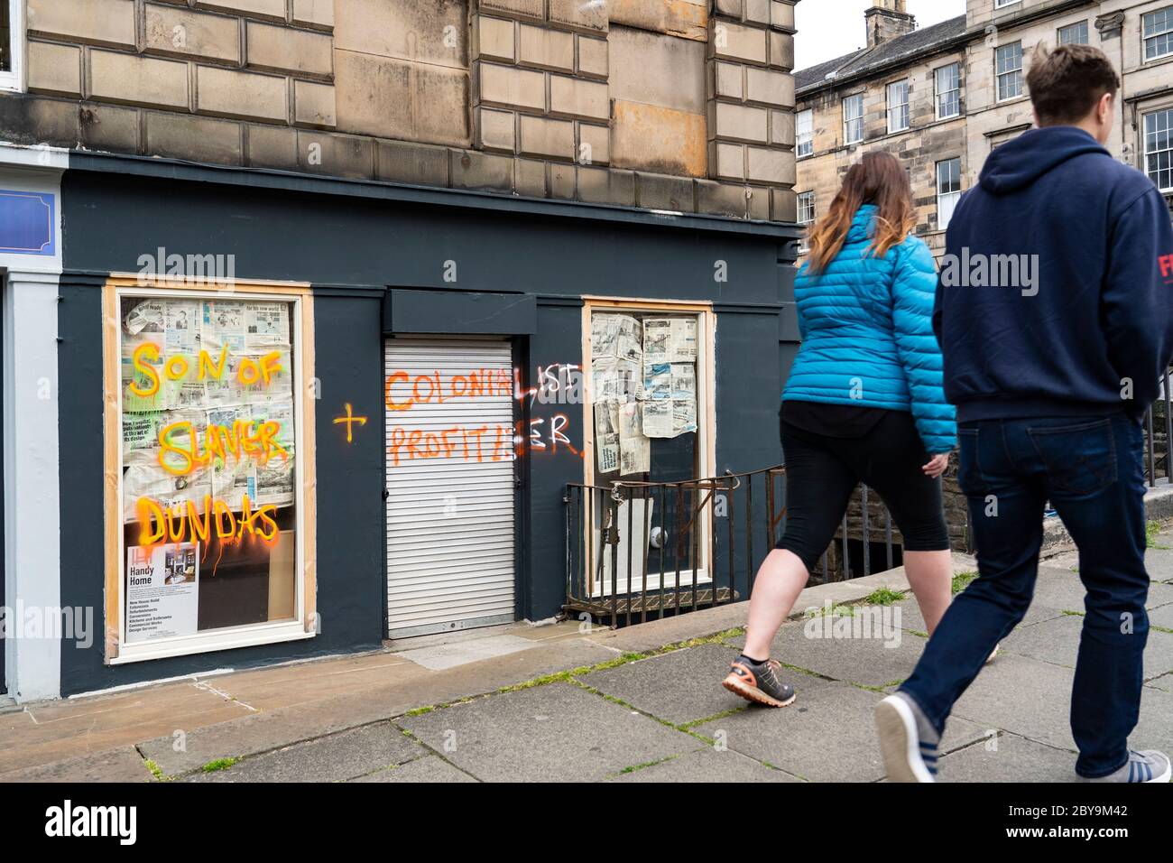 Edimburgo, Scozia, Regno Unito. 9 giugno 2020. A seguito delle proteste della materia Black Lives, gli attivisti anti-razzismo hanno preso di mira statue di figure storiche che si presume fossero coinvolte nel commercio degli schiavi. La statua di Henry Dundas, il primo visconte Melville in St Andrew Square è stata presa di mira da politici che vogliono che sia rimossa. Anche questo fronte di negozi era stato preso di mira in Dundas Street che è stato spruzzato di graffiti. Iain Masterton/Alamy Live News Foto Stock