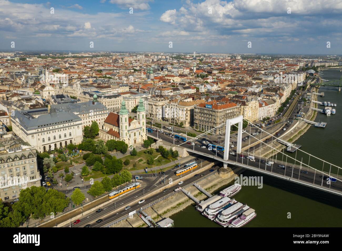 Vista aerea della Chiesa Parrocchiale della Città interna a Budapest, Ungheria, Europa in estate. Foto Stock
