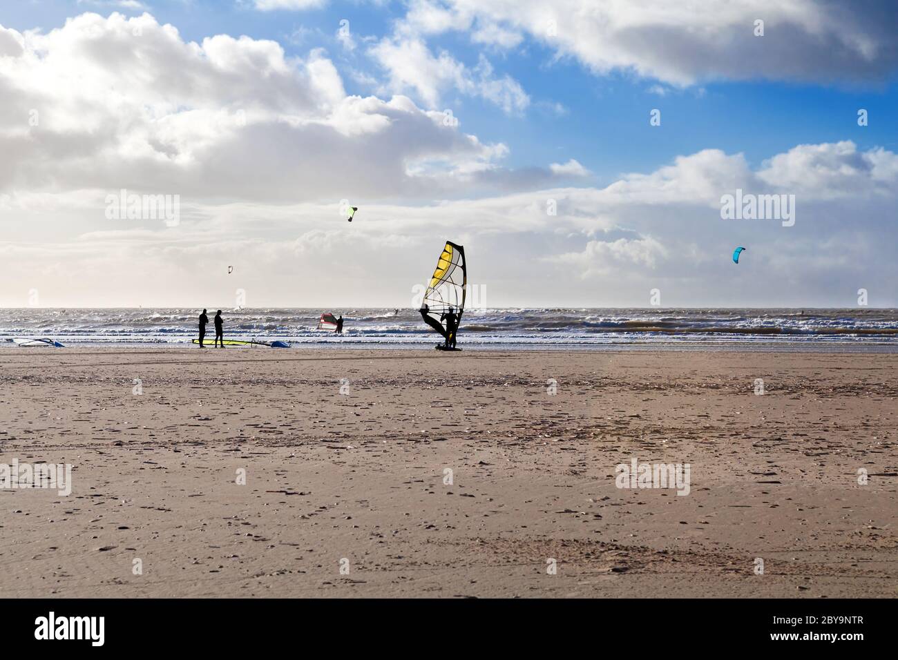 Kitesurfer sulla spiaggia di sabbia a Mare del Nord Foto Stock
