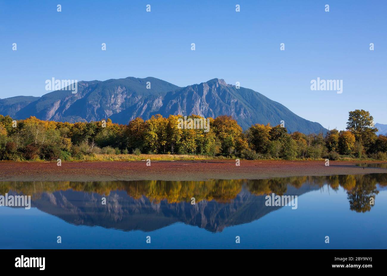 Mt si e Mill Pond con riflessi a Snoqualmie, WA Foto Stock