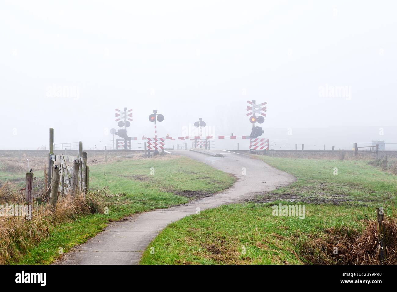 segnale su ferrovia in nebbia Foto Stock