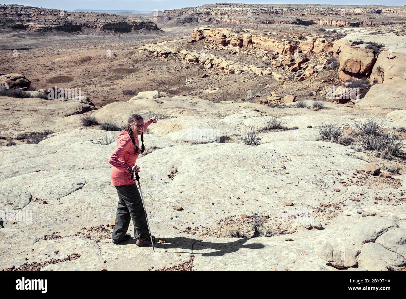 NM00589-00...NEW MEXICO -Hiker ha una vista del Chaco Canyon dal Pueblo Alto Trail. Chaco Cultura Parco storico Nazionale. Foto Stock