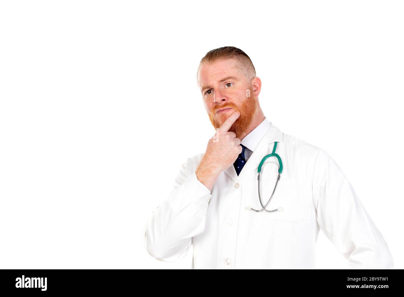 Medico di testa rossa con un abito medico isolato su uno sfondo bianco Foto Stock