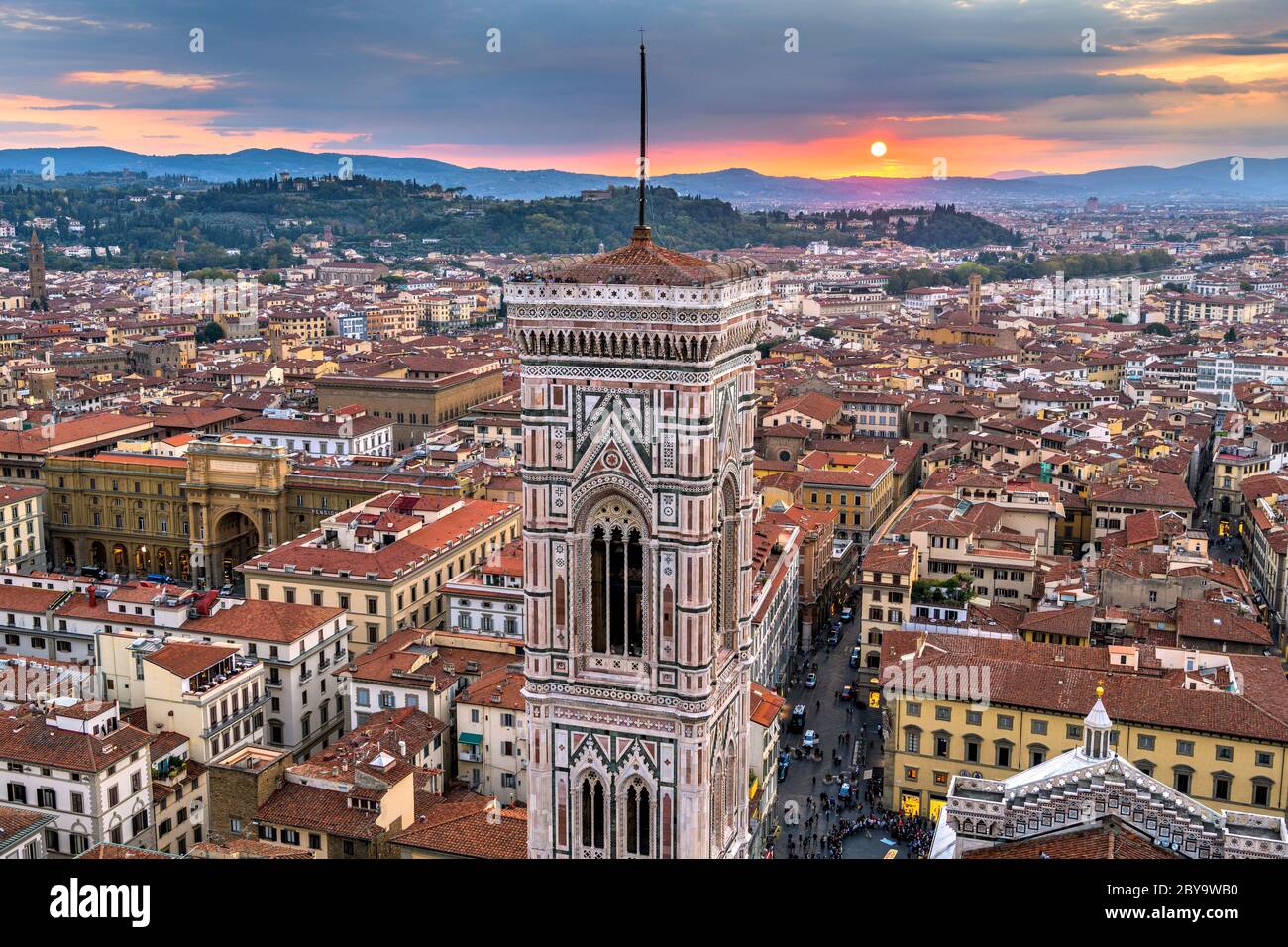 Tramonto Campanile di Giotto - Vista aerea del tramonto sul Campanile di Giotto e la Città Vecchia di Firenze, come si vede dalla cima della cupola della Cattedrale di Firenze. Foto Stock