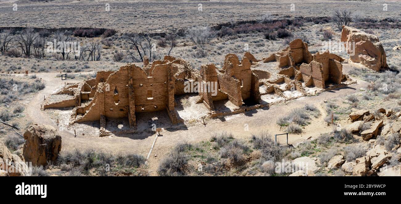 NM00592-00...NUOVO MESSICO - Kin Kletso visto dal Pueblo Alto Trail. Chaco Cultura Parco storico Nazionale. Foto Stock