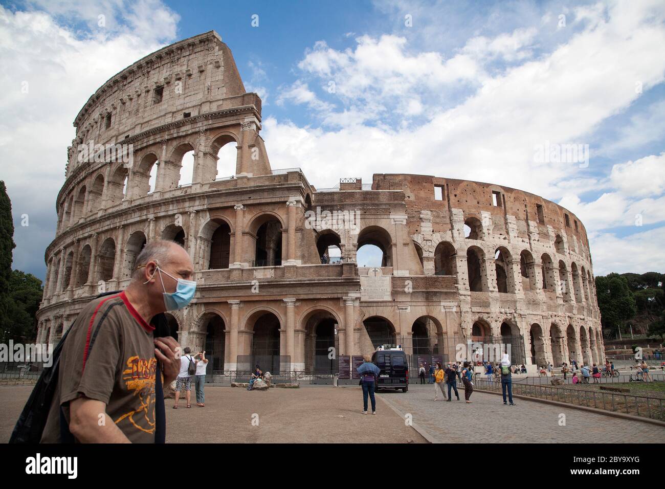 Riapertura Italia, avvio fase 3. L'uomo che indossa una maschera protettiva passa davanti al Colosseo dopo il blocco causa Coronavirus, il Martedì, 02 giugno 2020. Foto Stock