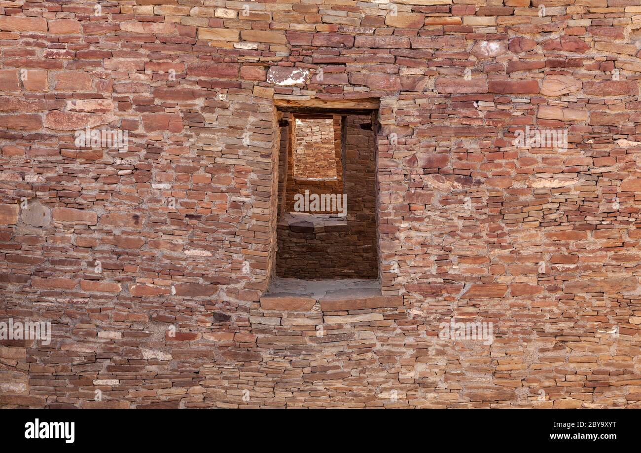 NM00600-00...NUOVO MESSICO - muri in pietra muratura con finestre a Pueblo De Arroyo costruito dal primo popolo Chaco. Chaco Cultura Parco storico Nazionale. Foto Stock