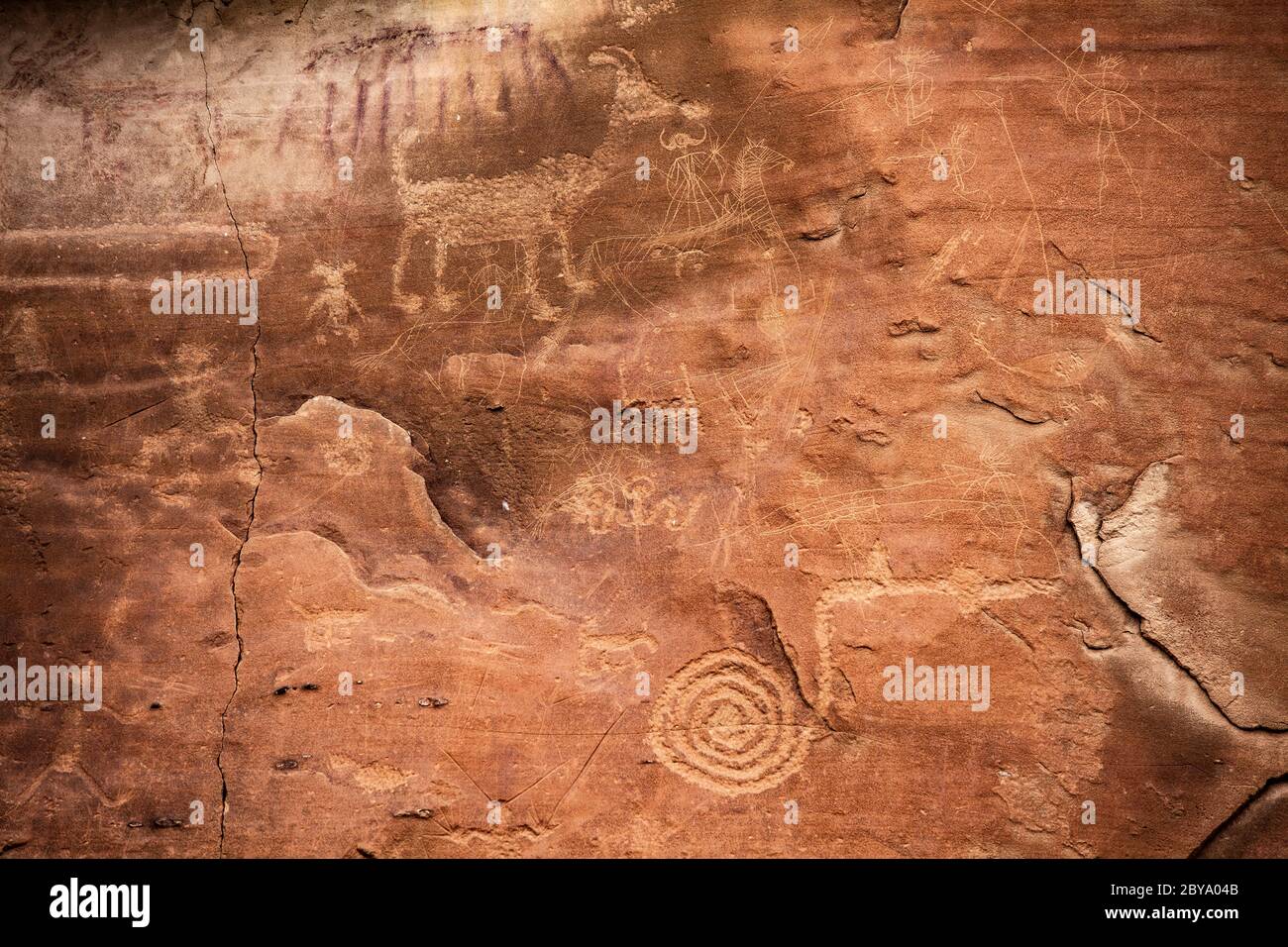 NM00606-00...NEW MEXICO - Rock art lungo i Petroglifi Trailshows due stili.. I petroglifi Puebloan sono profondamente petticati. I nuovi Navajo sono ligh Foto Stock