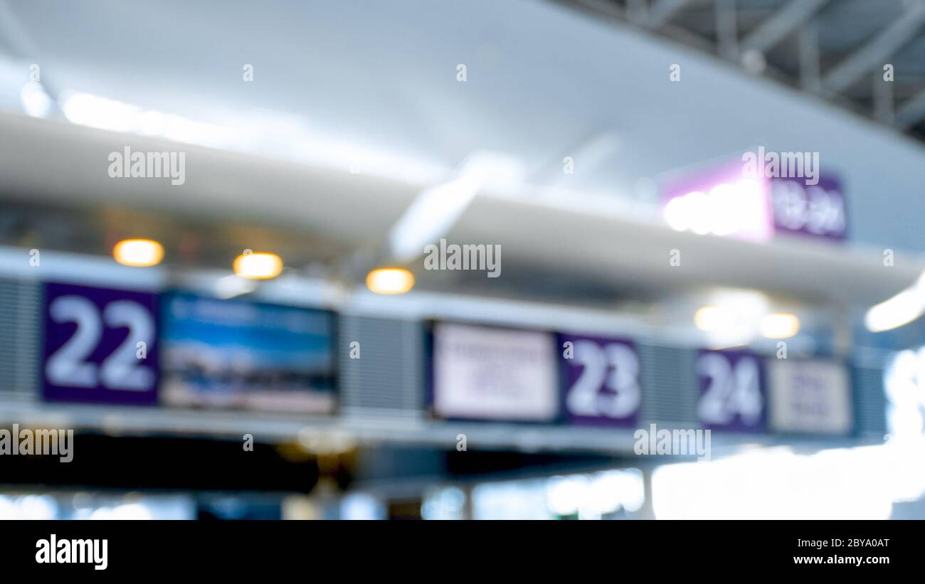 Immagine sfocata delle schede informative e delle visualizzazioni nel terminale dell'aeroporto Foto Stock