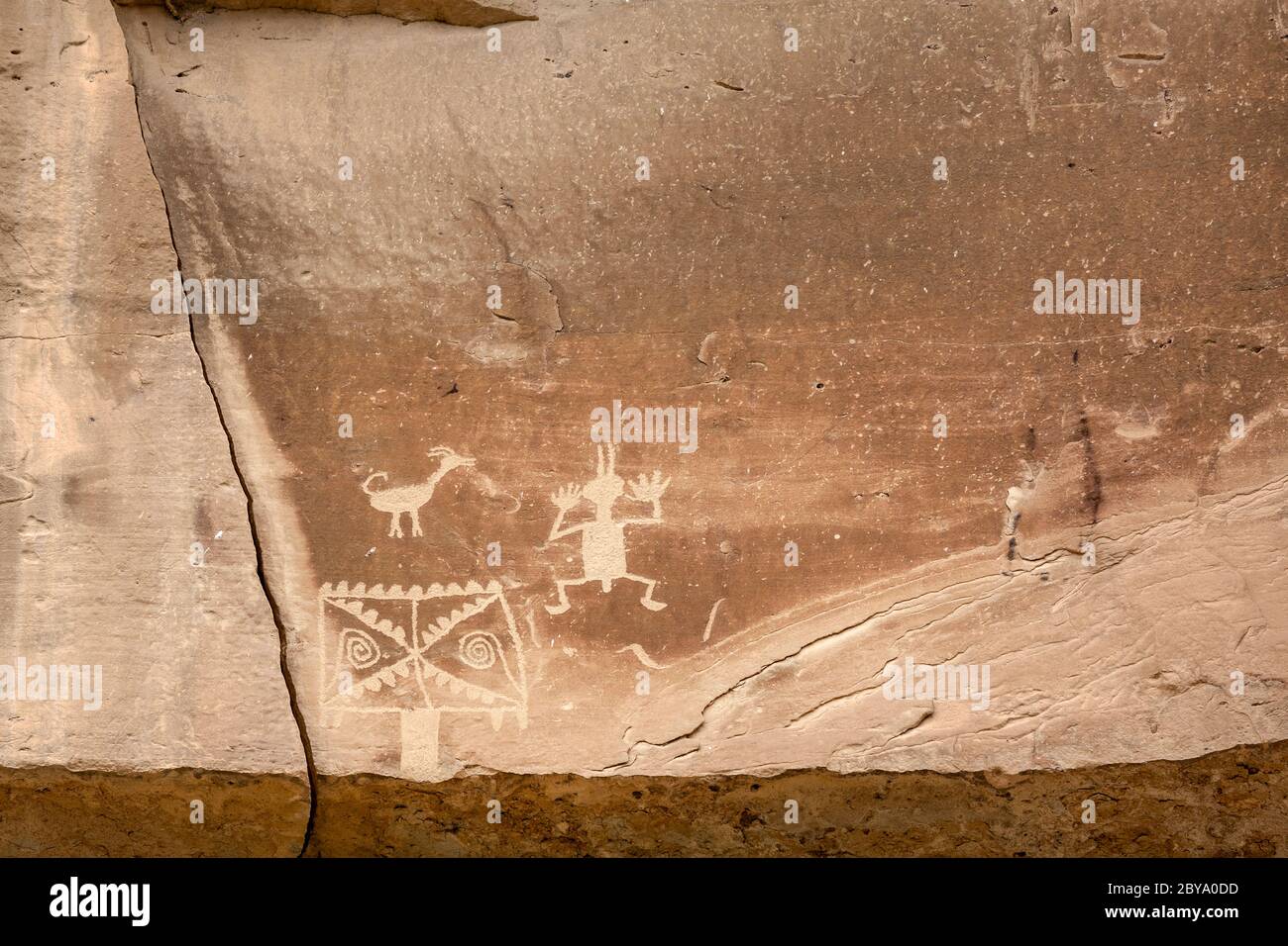 NM00607-00...NEW MEXICO - l'arte rupestre lungo il percorso dei petroglifi mostra una pecora di bighorn, una qualche forma di figura umana e una maschera di katsina (soprannaturale). C Foto Stock
