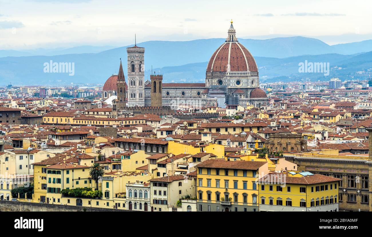 Autunno a Firenze - Vista panoramica dello skyline della Cattedrale di Firenze, sulle colline blu e il cielo nuvoloso, nel centro storico di Firenze. Foto Stock